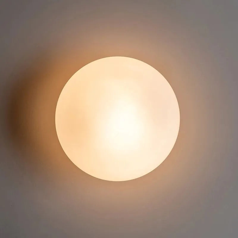 Lámpara de pared moderna con globo de cristal