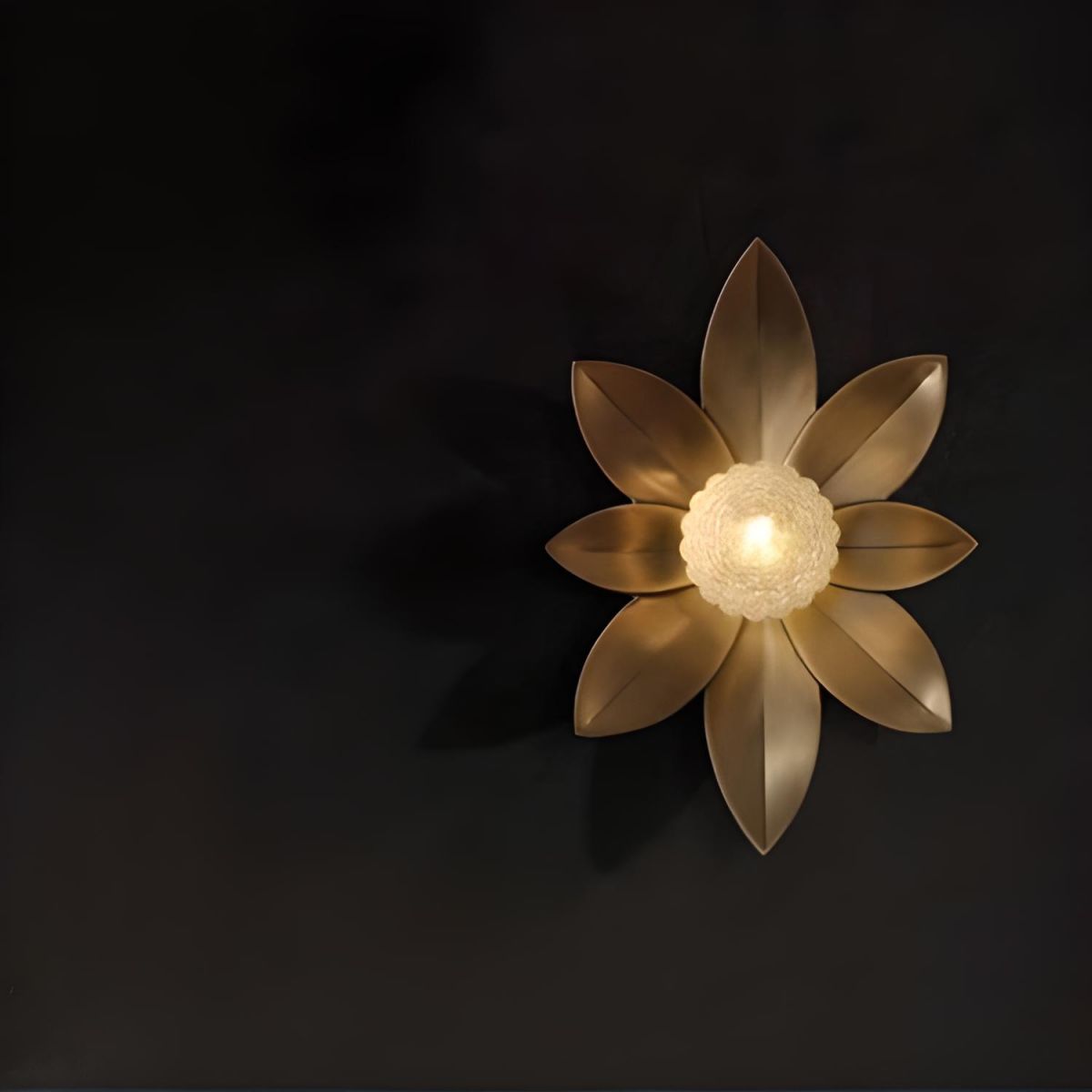 Contemporary Gold Wall Light for Bedroom - Elegant Modern Design to Enhance Your Home Decor and Create a Warm Ambience