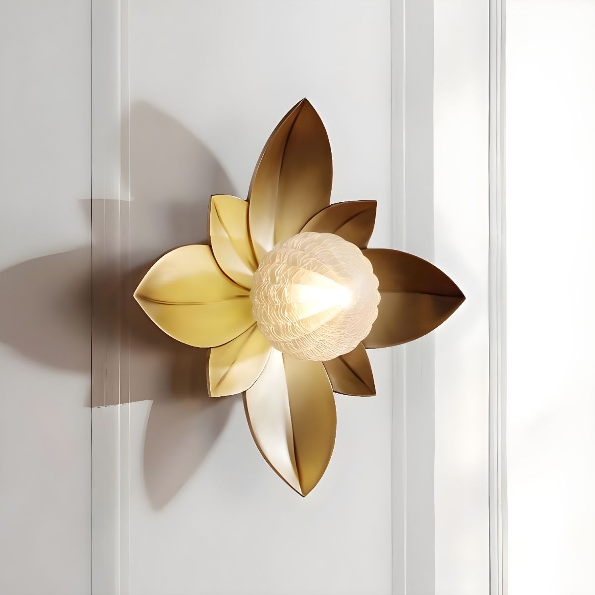 Contemporary Gold Wall Light for Bedroom - Elegant Modern Design to Enhance Your Home Decor and Create a Warm Ambience