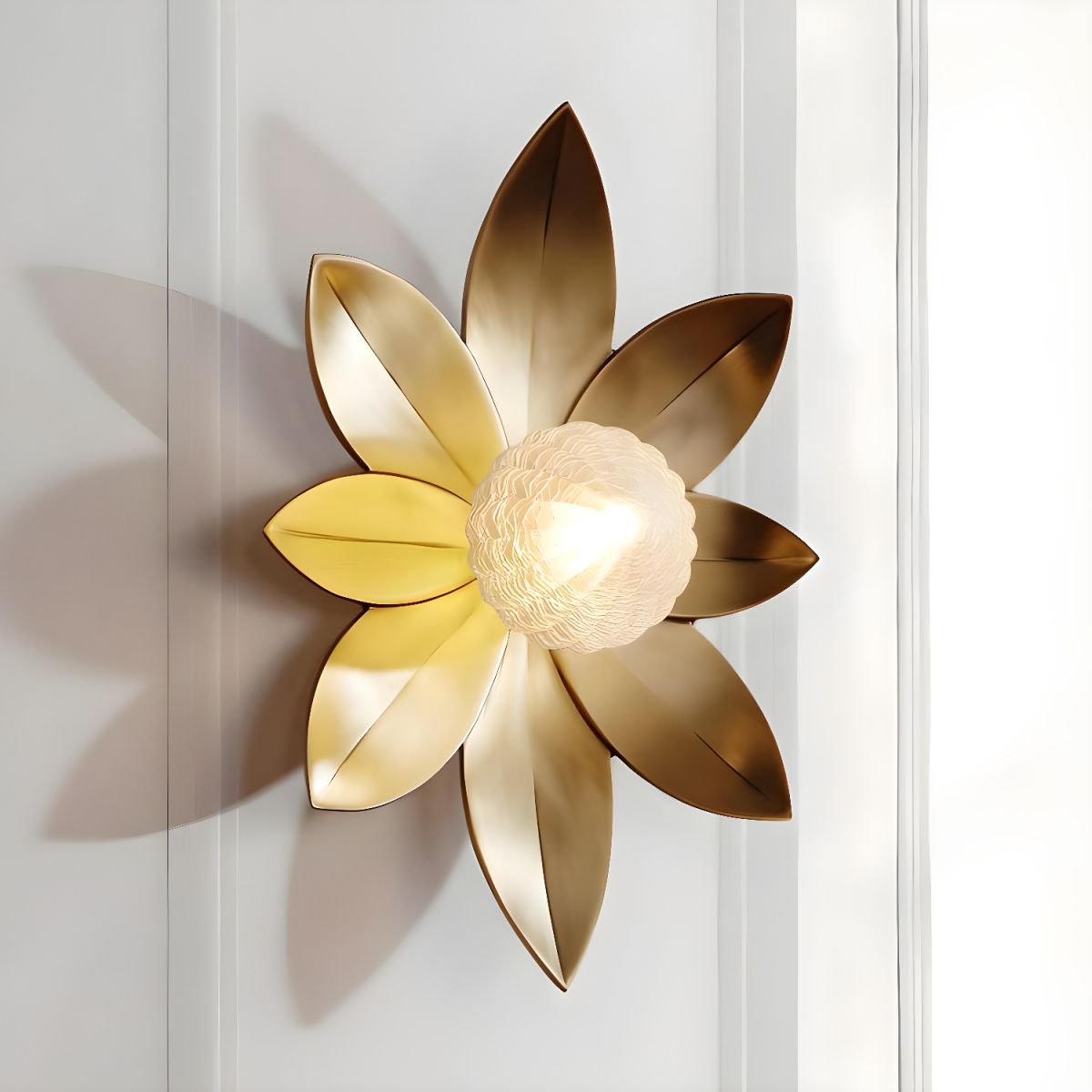 Contemporary Gold Wall Light for Bedroom - Elegant Modern Design to Enhance Your Home Decor and Create a Warm Ambience