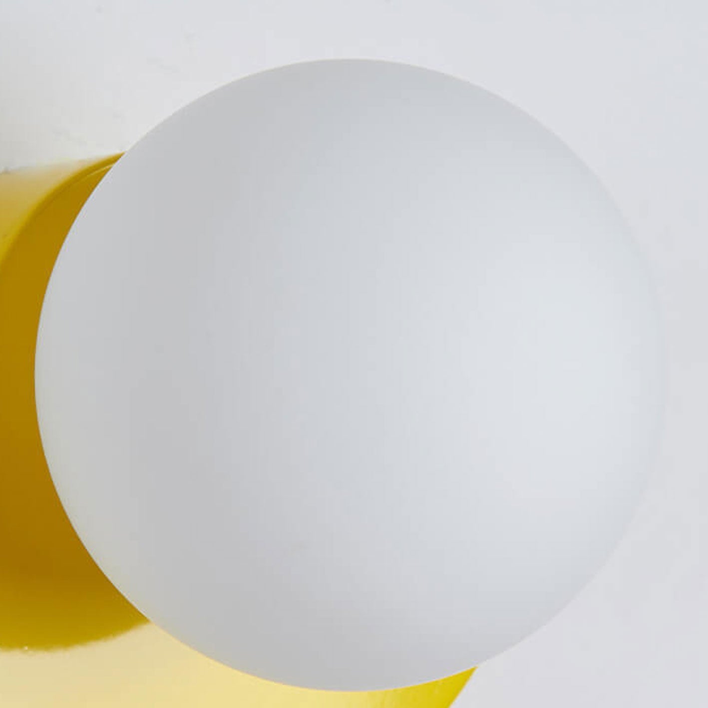 Glas-Kugel-Wandlampe mit farbenfroher Basis