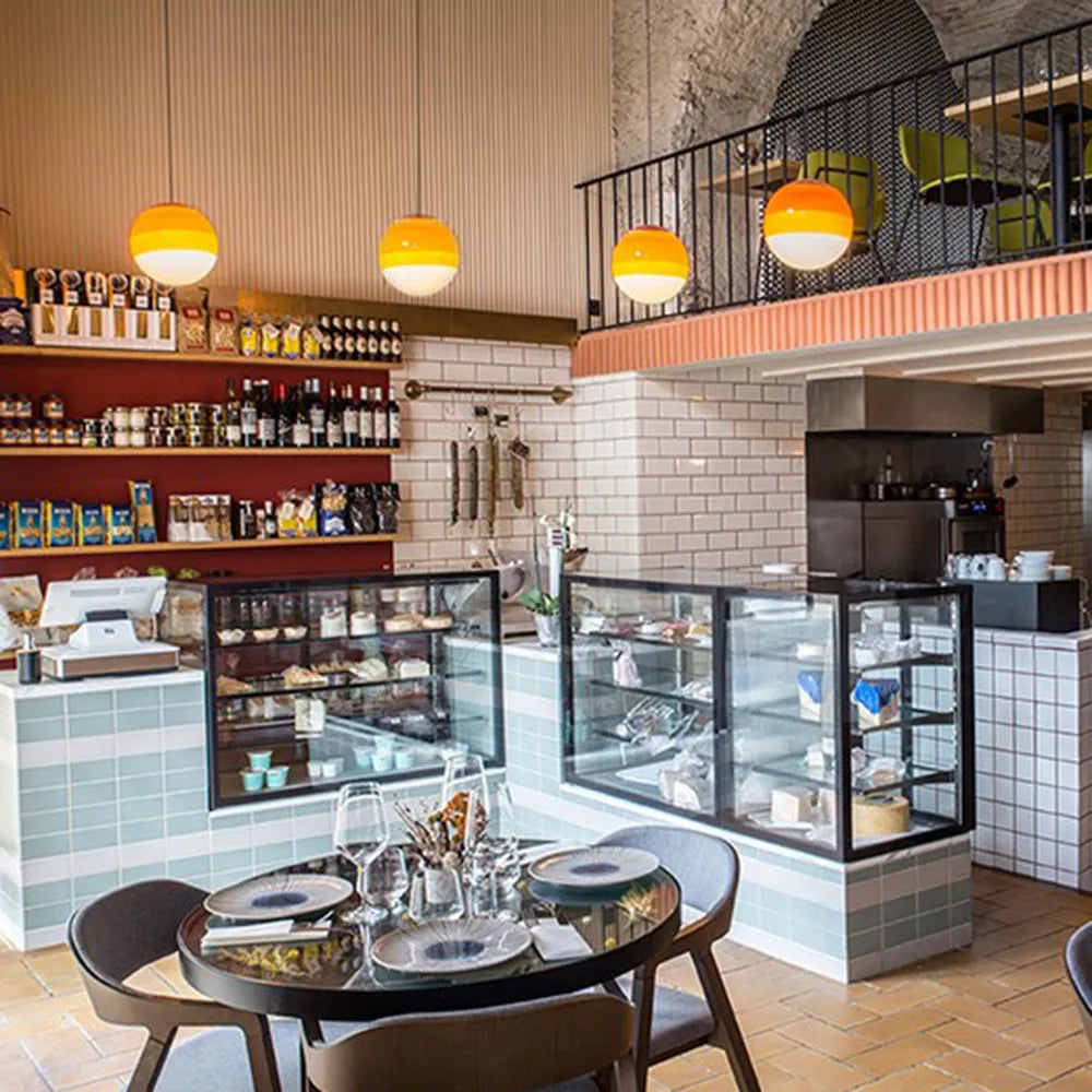 Lampa wisząca z kolorową szklaną kulą