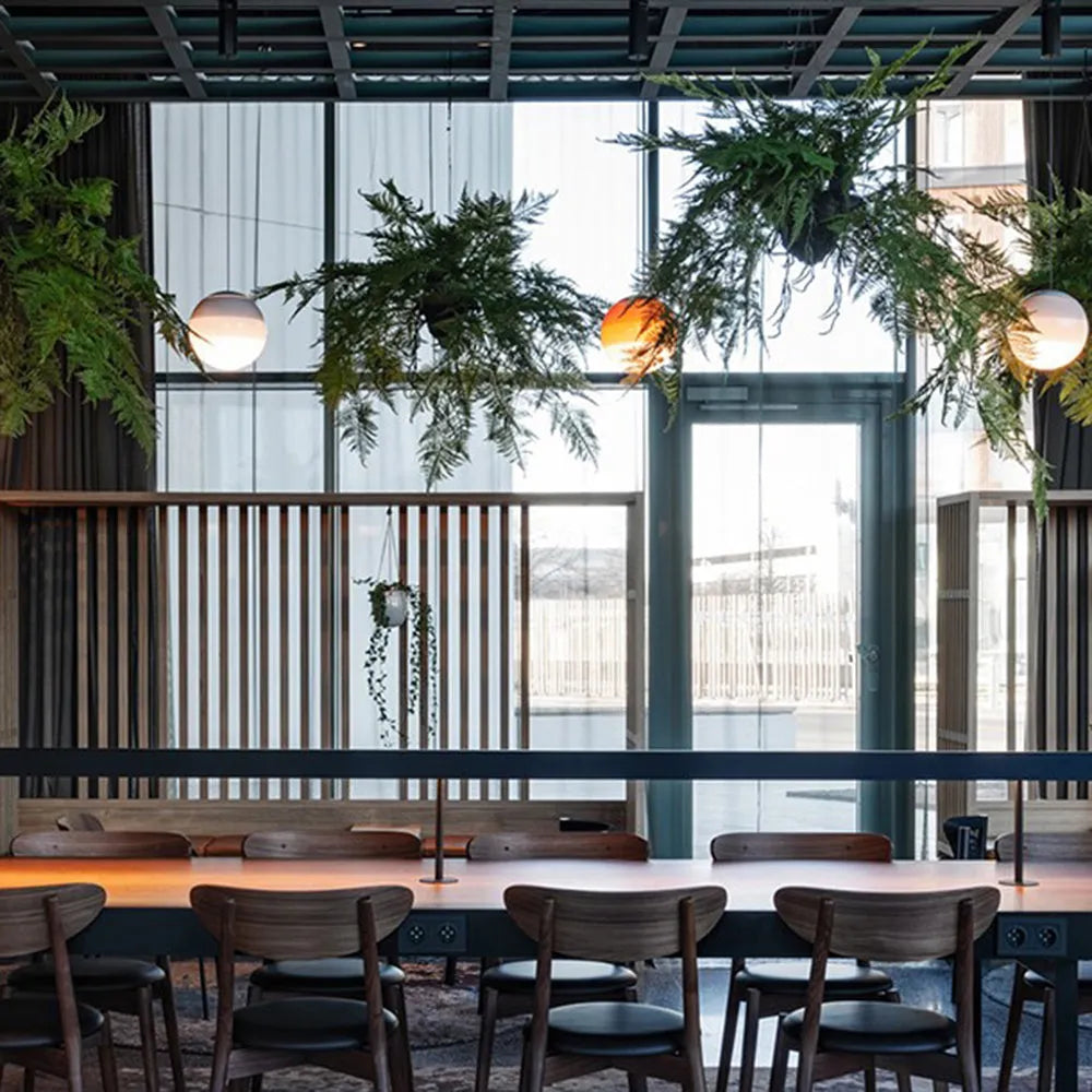 Lampa wisząca z kolorową szklaną kulą