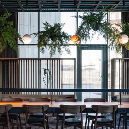 Lampa wisząca z kolorową szklaną kulą