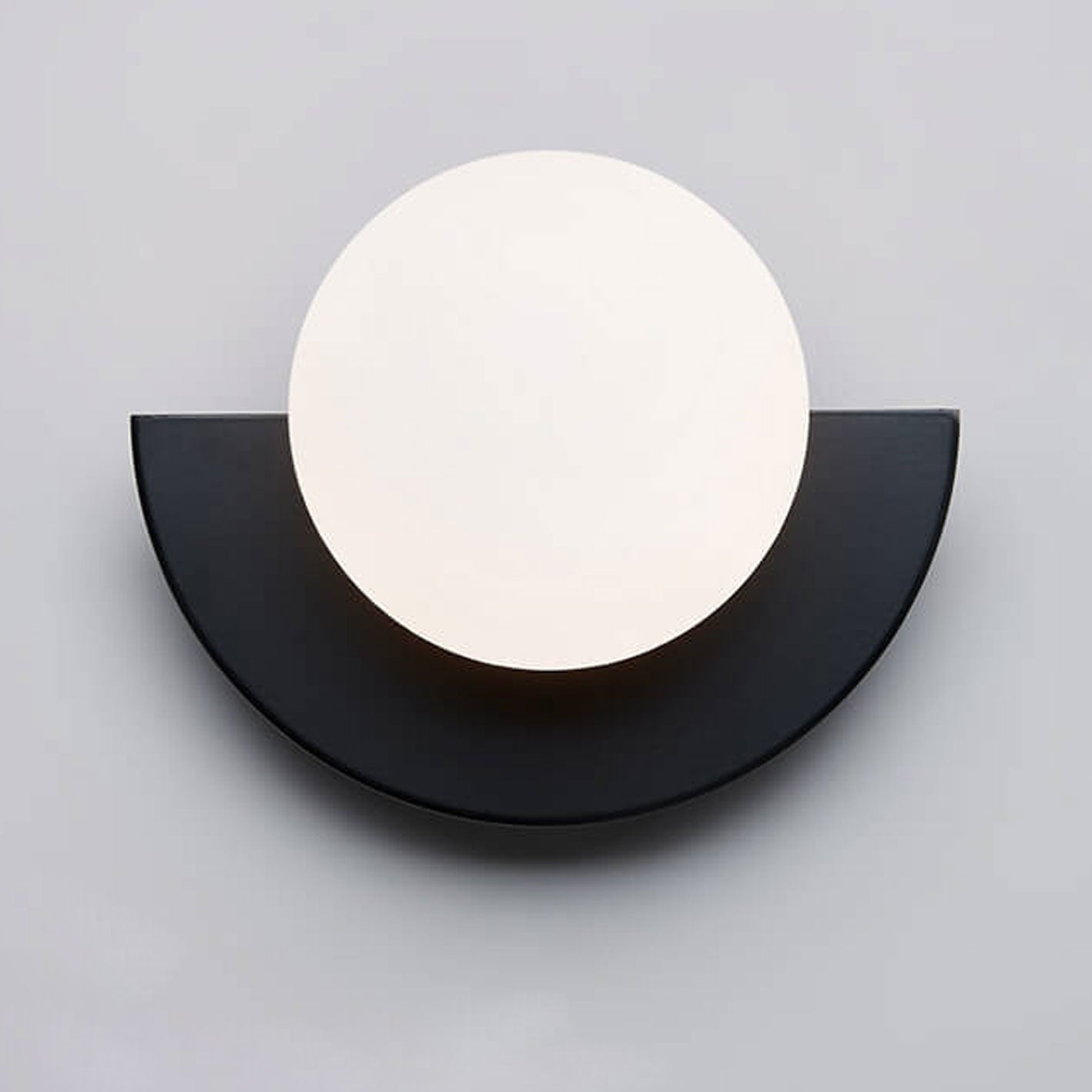 Glas-Kugel-Wandlampe mit farbenfroher Basis