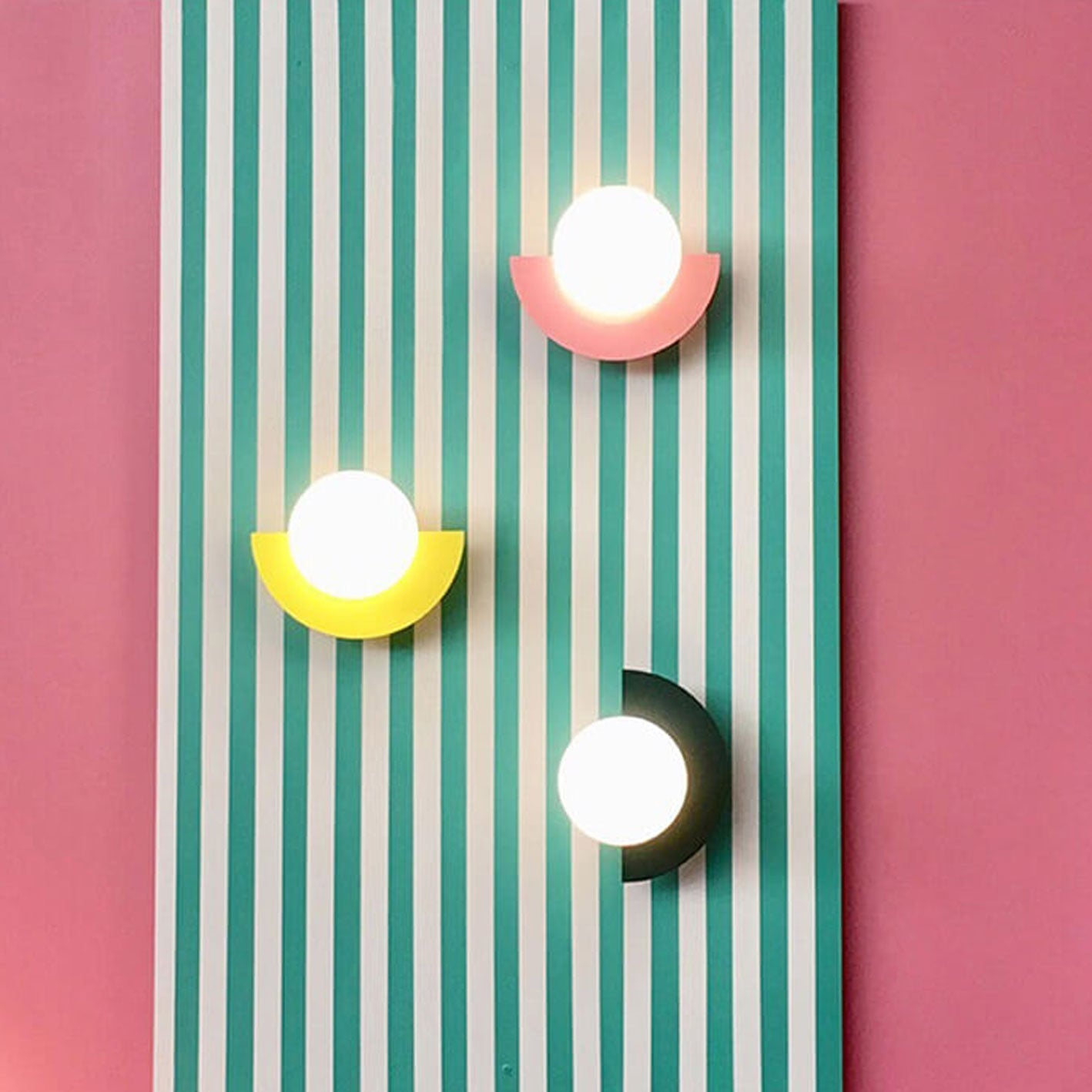 Lámpara de pared con globo de cristal y base de color