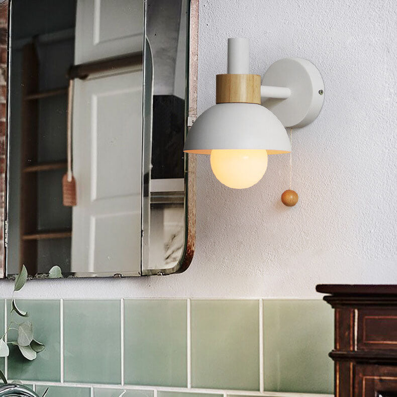 Applique murale moderne colorée avec abat-jour globe en métal