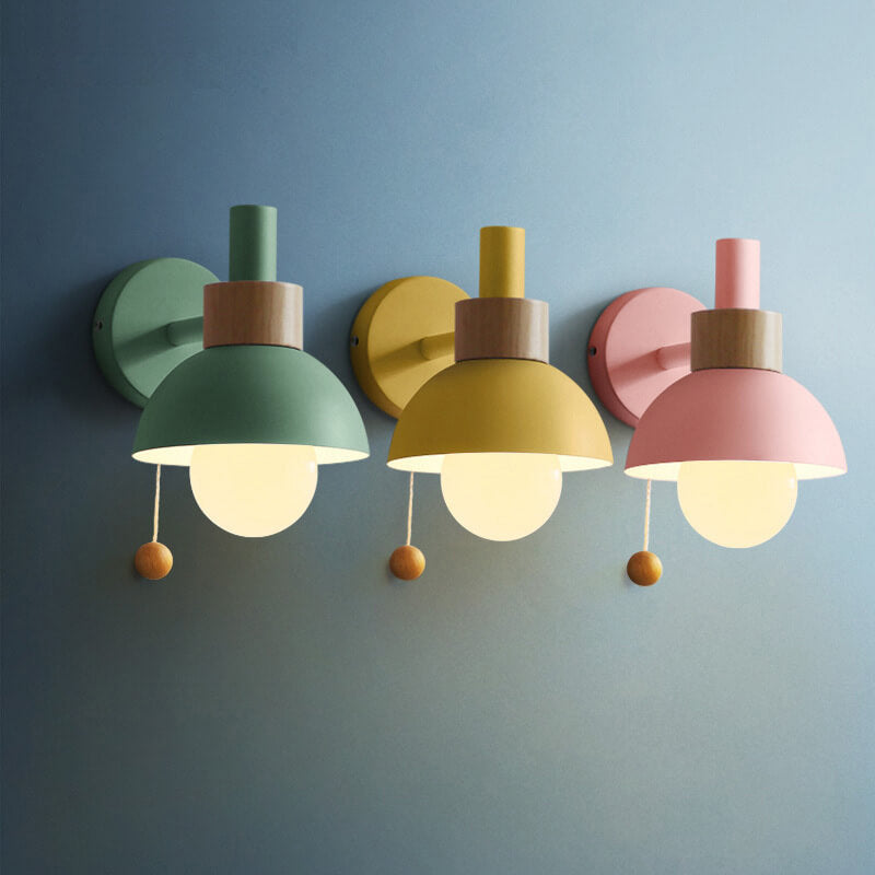 Lámpara de pared moderna con pantalla de globo de metal de colores