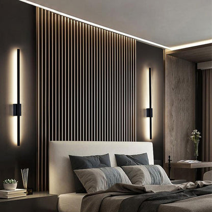 Apliques de pared LED de hierro largos, minimalistas e industriales, para una decoración contemporánea y una iluminación elegante.