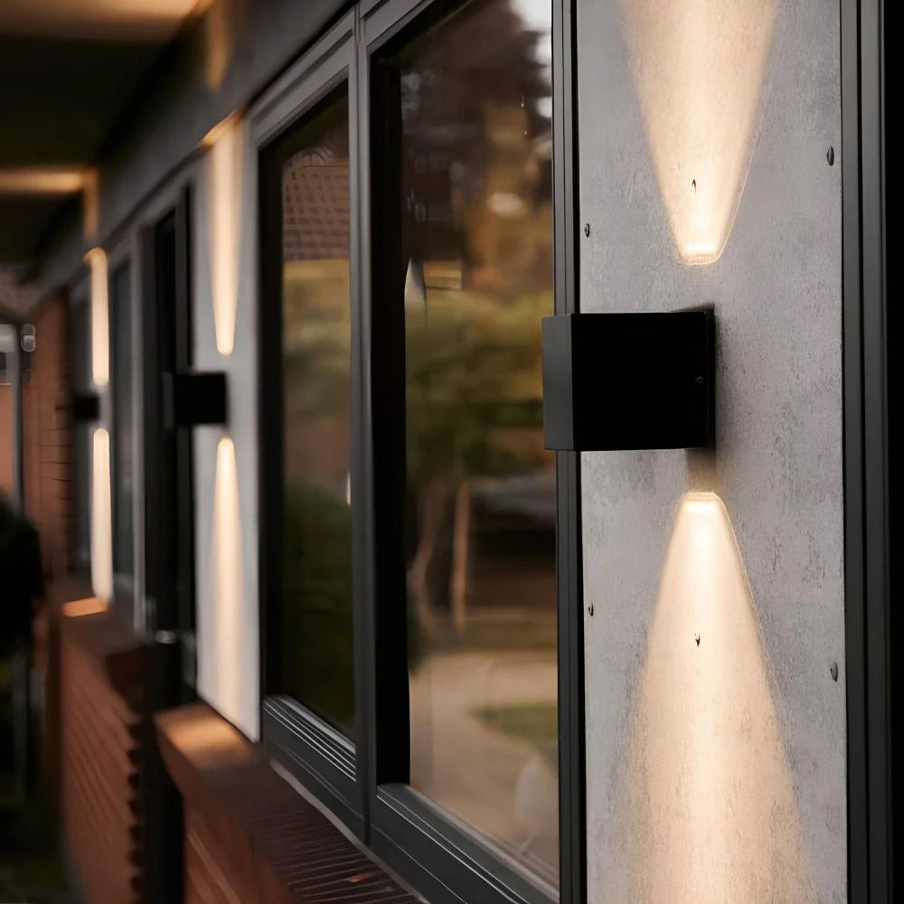 Nowoczesna czarna aluminiowa lampa ścienna