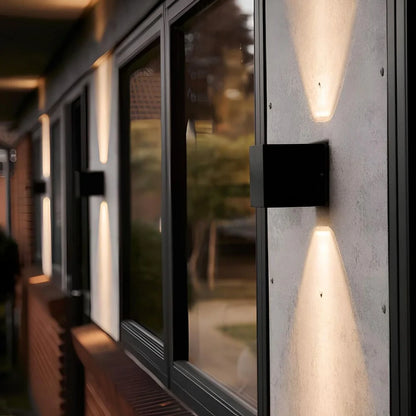 Nowoczesna czarna aluminiowa lampa ścienna