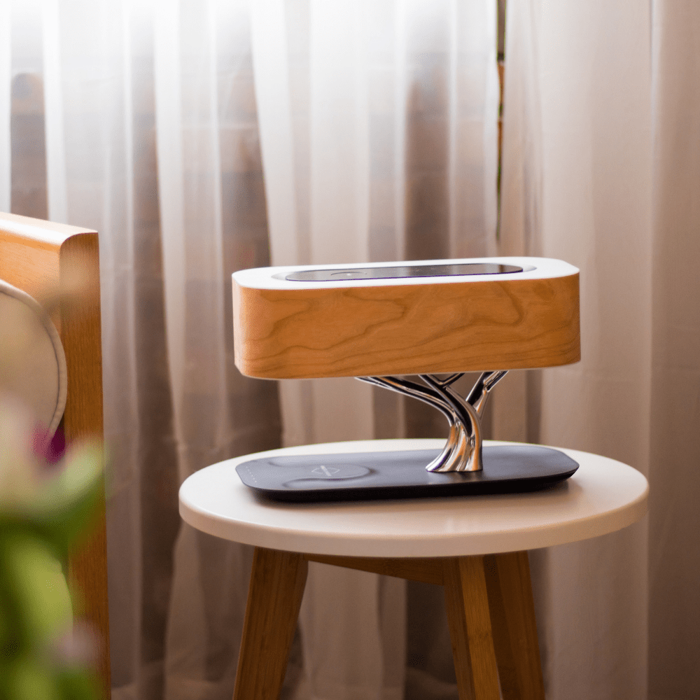Moderne Holz-Tischlampe mit kabelloser Ladefunktion