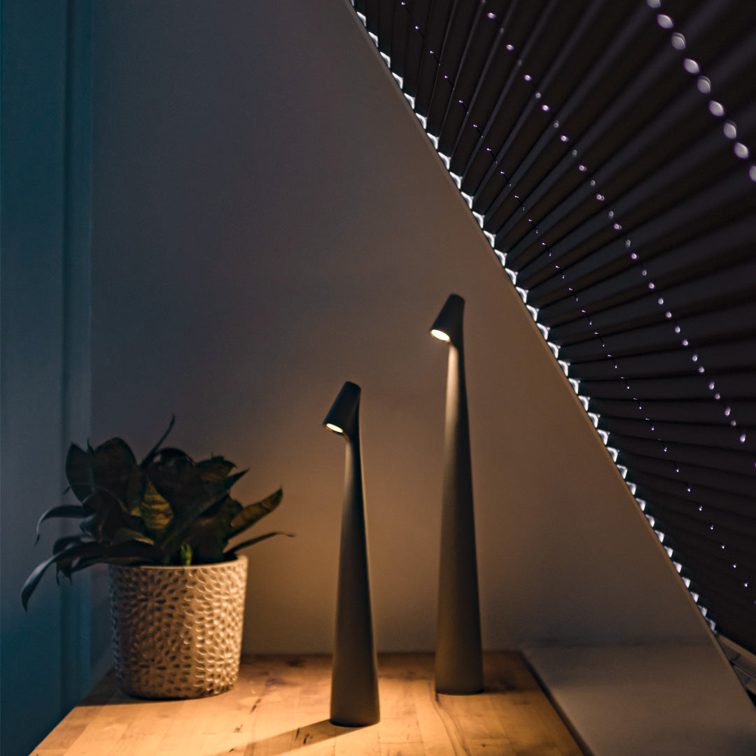 Lampa stołowa nowoczesna czerwona metalowa z oświetleniem LED