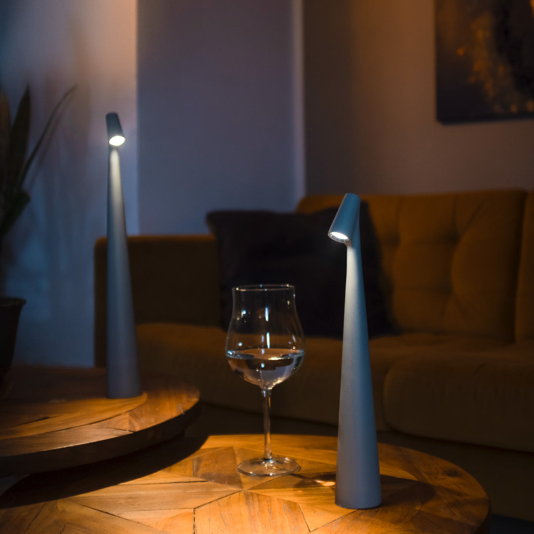 Lampa stołowa nowoczesna czerwona metalowa z oświetleniem LED