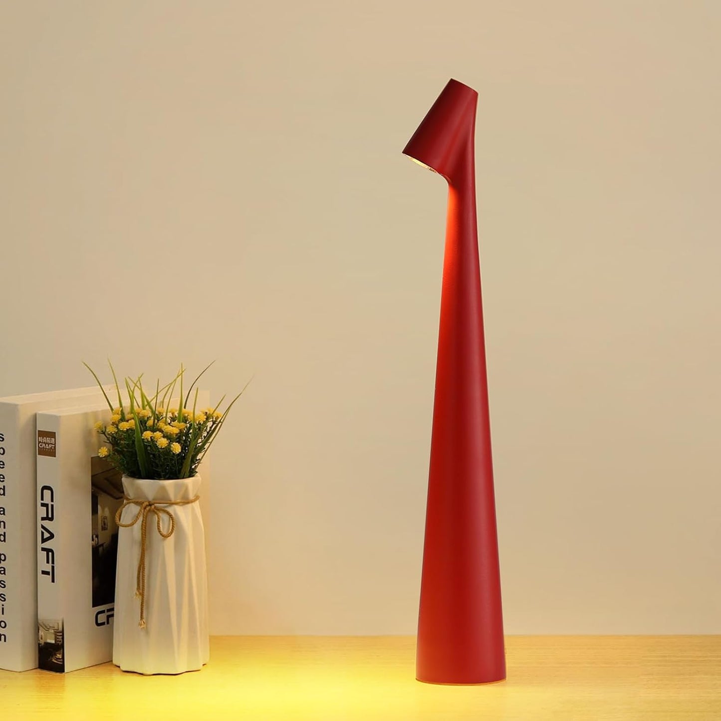 Lampa stołowa nowoczesna czerwona metalowa z oświetleniem LED