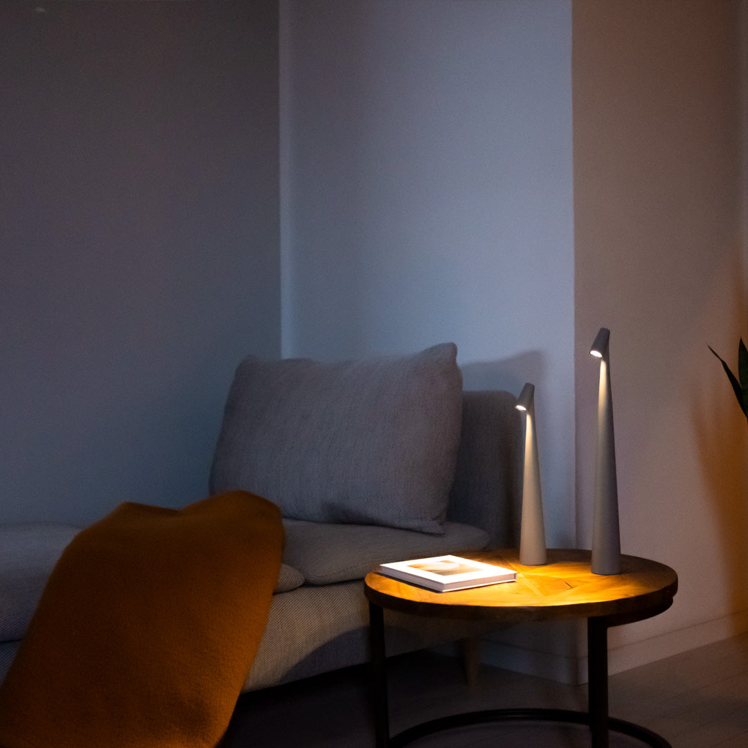 Lampa stołowa nowoczesna czerwona metalowa z oświetleniem LED