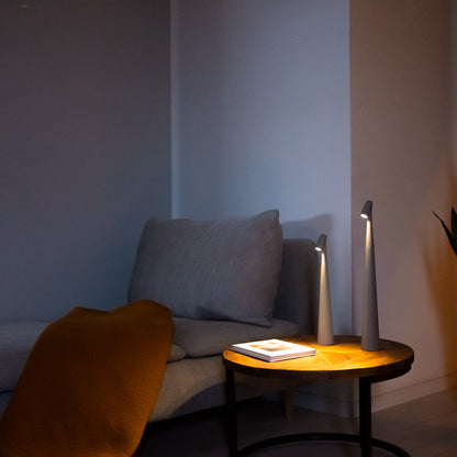 Lampa stołowa nowoczesna czerwona metalowa z oświetleniem LED
