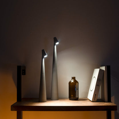 Lampa stołowa nowoczesna czerwona metalowa z oświetleniem LED