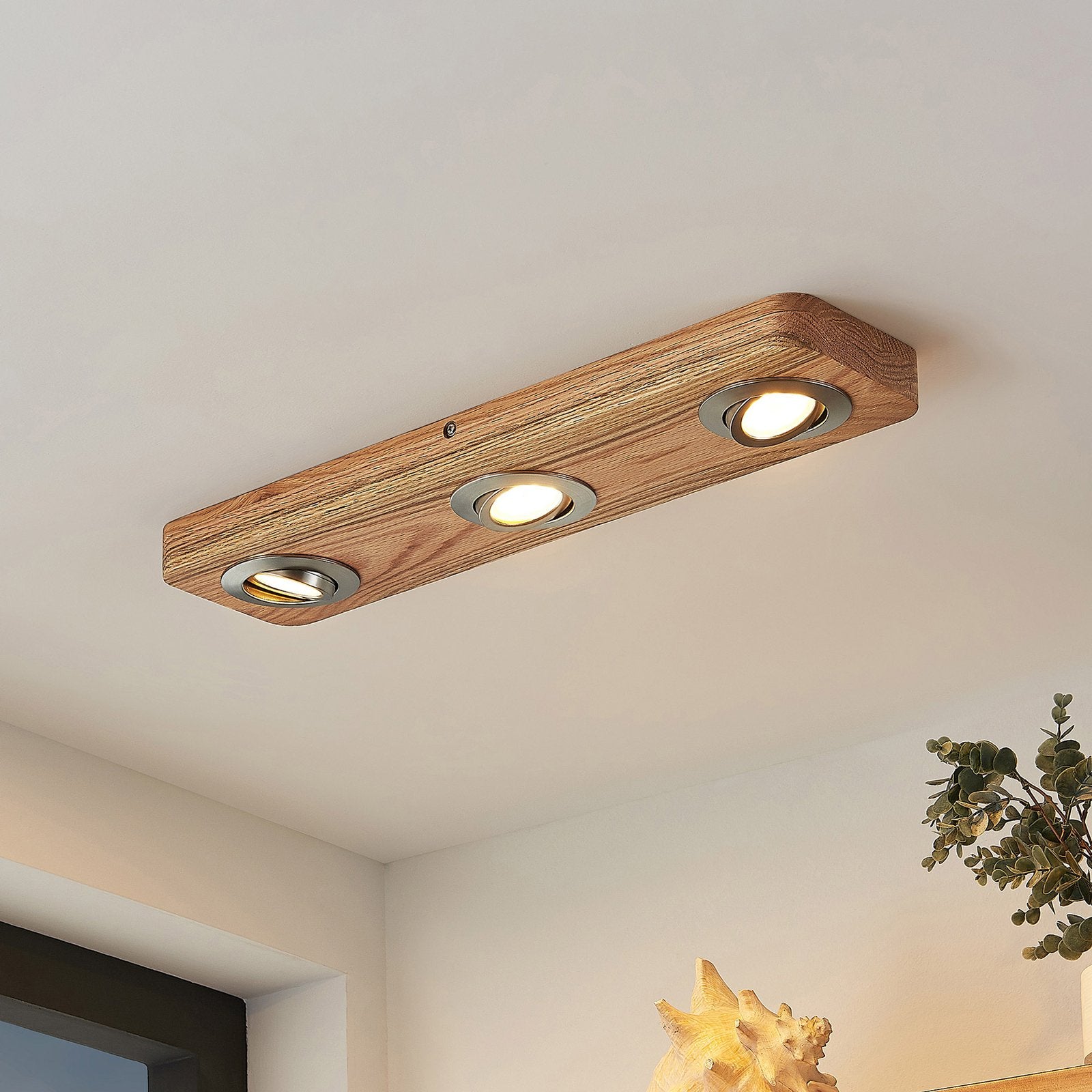 Plafoniera con struttura in legno e faretti LED
