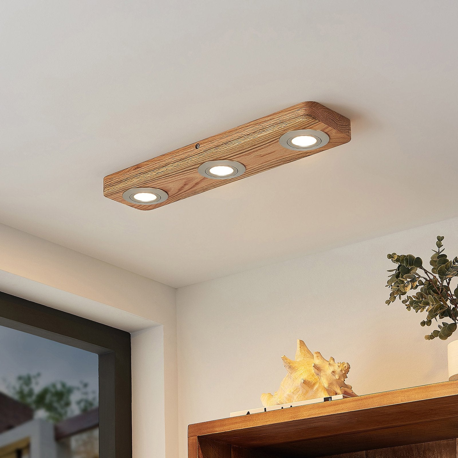 Plafoniera con struttura in legno e faretti LED