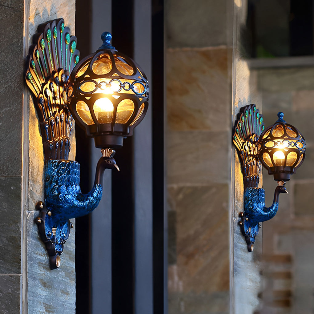 Zewnętrzna lampa ścienna z vintage'owym wzorem pawia