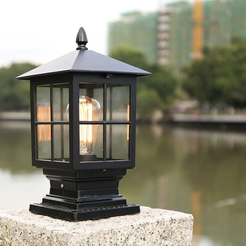 Farol de exterior de metal negro con forma de pilar