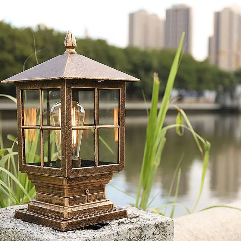 Farol de exterior de metal negro con forma de pilar