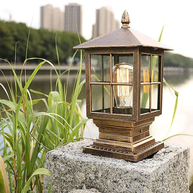 Farol de exterior de metal negro con forma de pilar