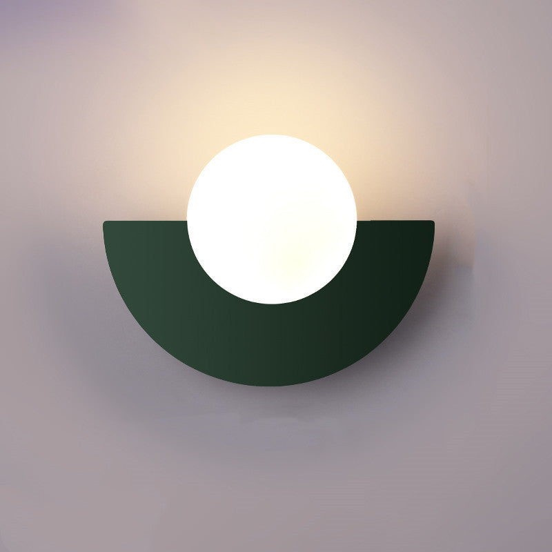 Glas-Kugel-Wandlampe mit farbenfroher Basis