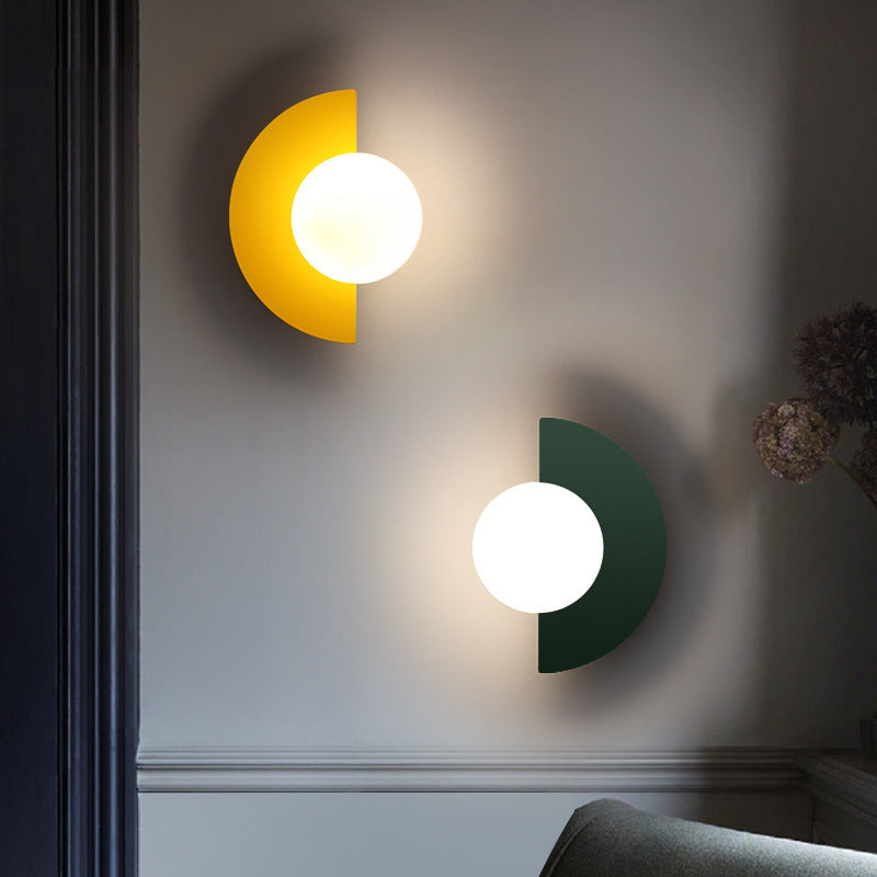 Glas-Kugel-Wandlampe mit farbenfroher Basis