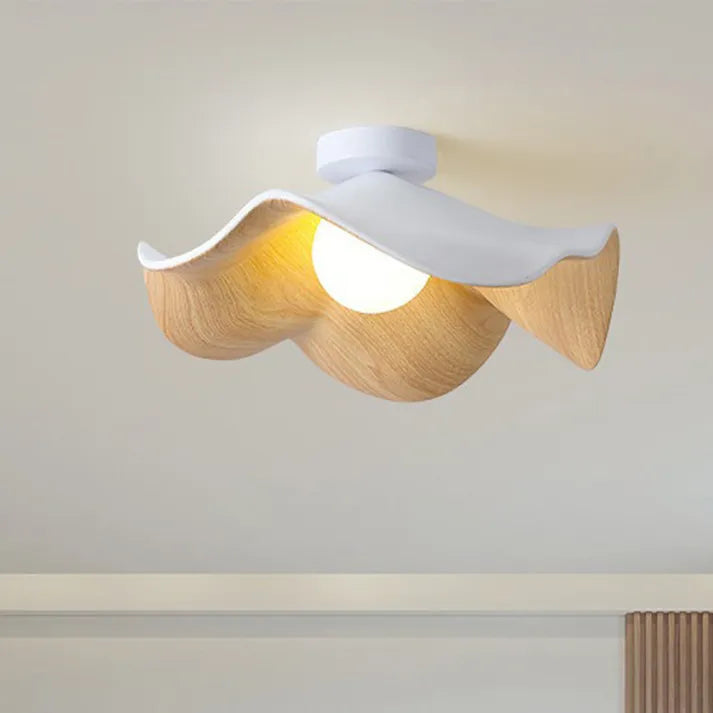 Lampada da soffitto con paralume a effetto legno a forma di fiore