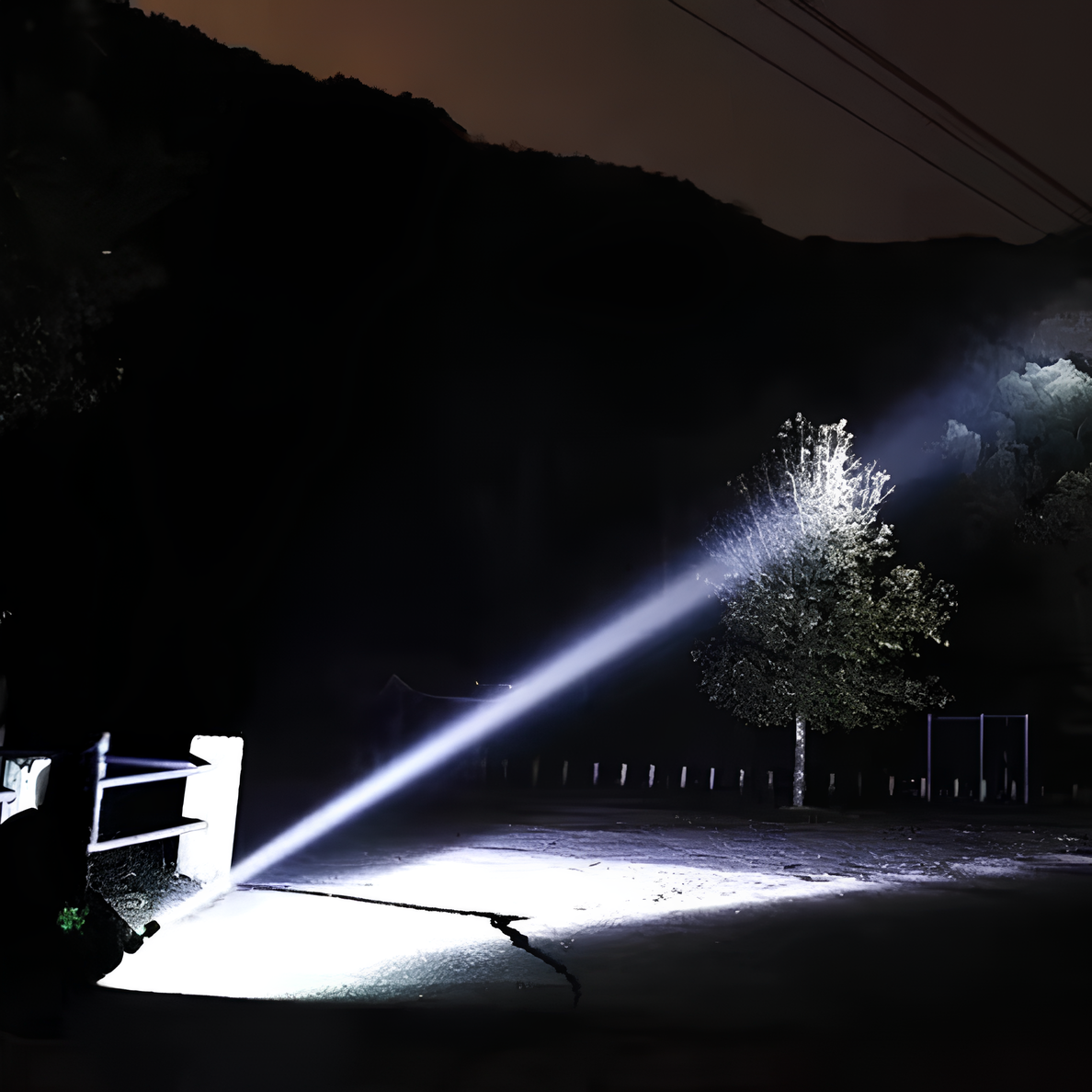 Linterna LED recargable con haz de largo alcance