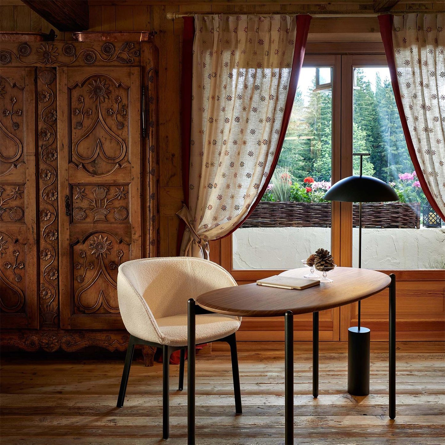 Lampe sur pied moderne en bois avec abat-jour en tissu