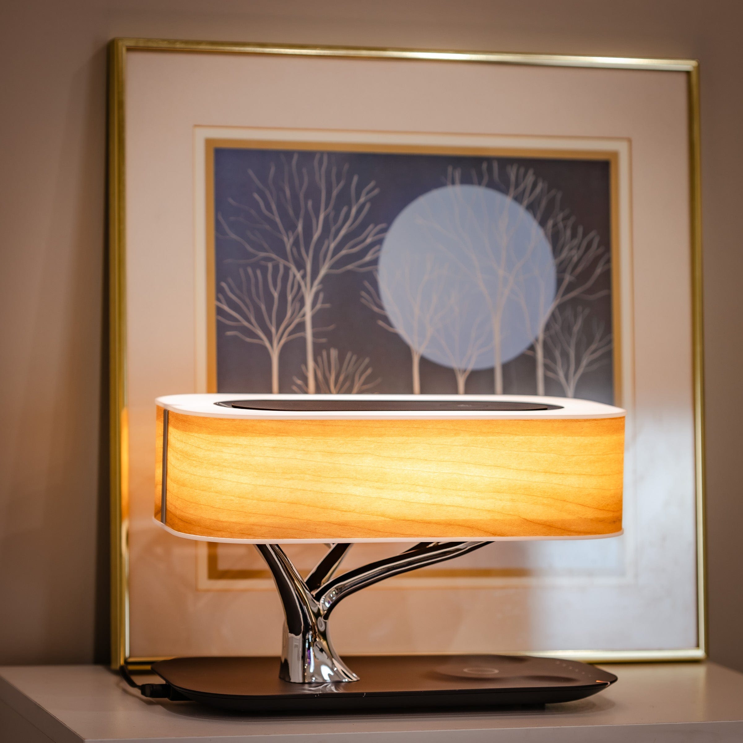 Moderne Holz-Tischlampe mit kabelloser Ladefunktion
