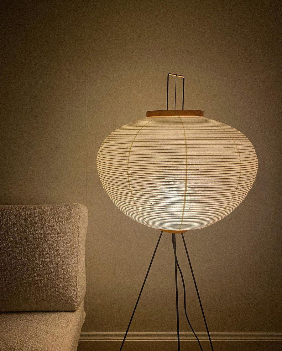 Lámpara de pie con pantalla minimalista de papel