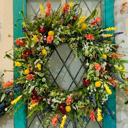 Wieniec na Święto Dziękczynienia z winorośli z dzikimi kwiatami i eukaliptusem na drzwi