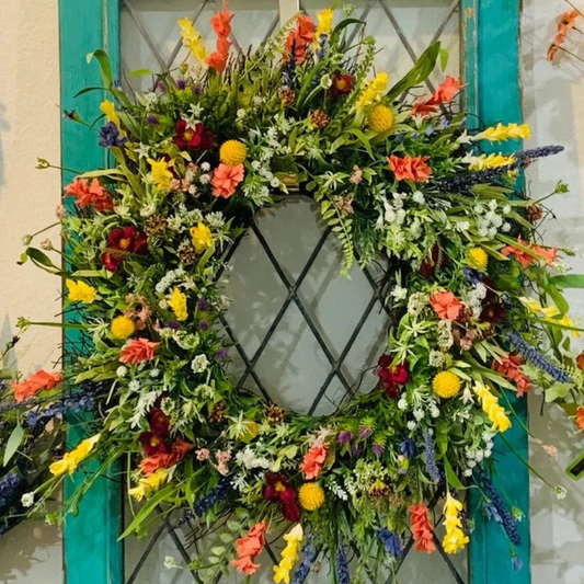 Wieniec na Święto Dziękczynienia z winorośli z dzikimi kwiatami i eukaliptusem na drzwi