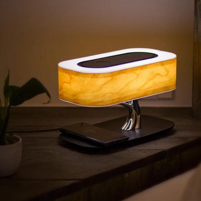 Lámpara de mesa moderna de madera con carga inalámbrica