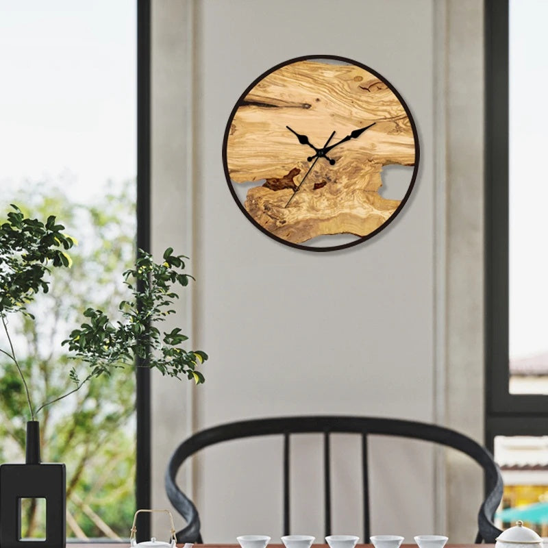 Reloj de pared rústico de madera con números romanos