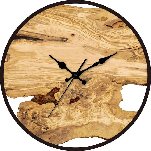 Reloj de pared rústico de madera con números romanos