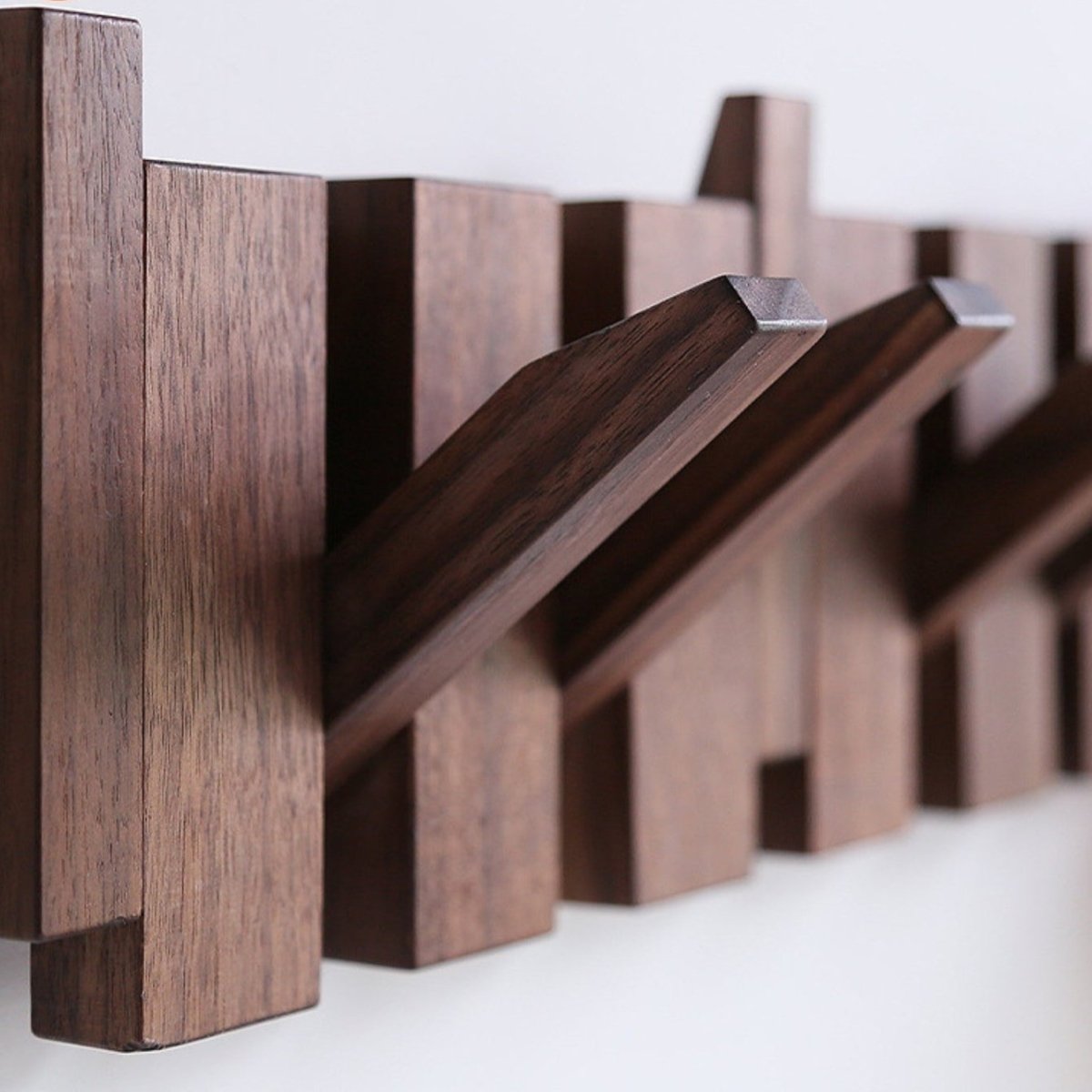 Ganchos para Abrigos de Torre de Sendero Montados en Pared de Madera