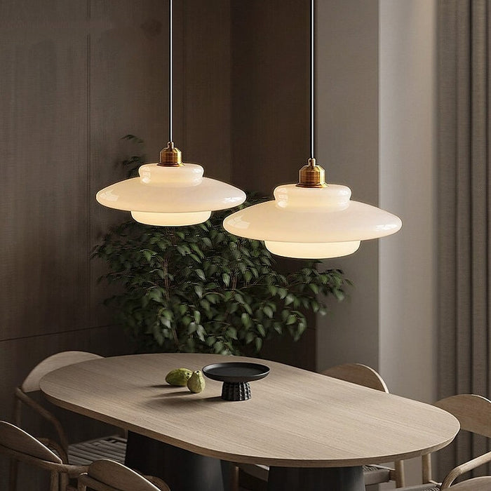 Lámpara colgante de cristal blanco estilo mediados de siglo