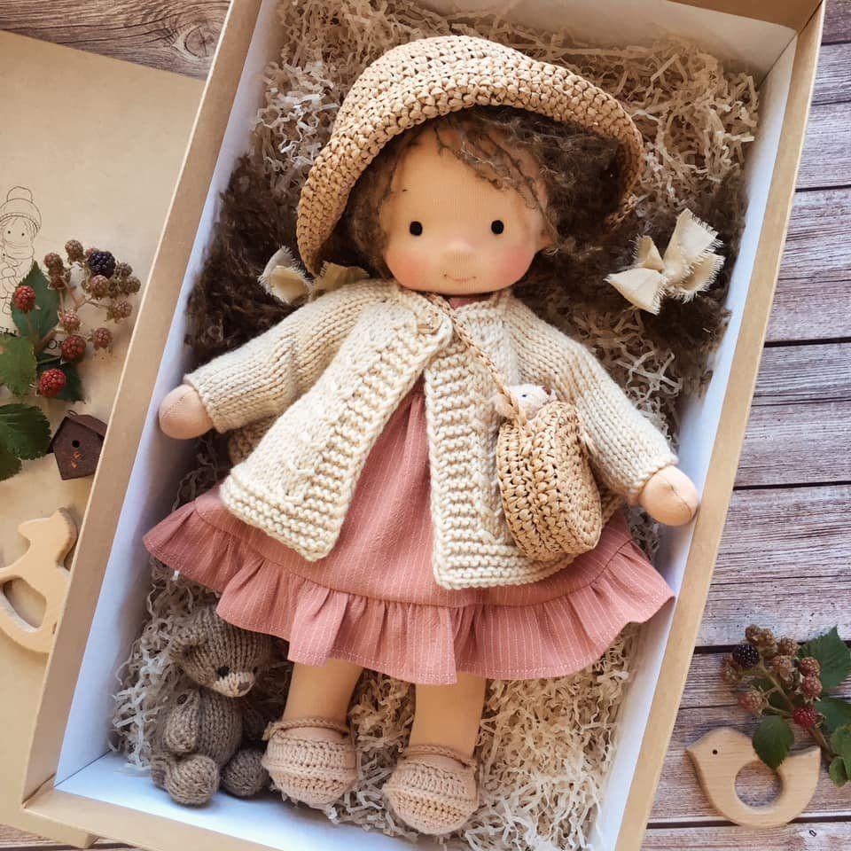 Handgemachte Waldorf-Puppe mit Strickjacke, rosa Kleid und Hut in Geschenkbox.