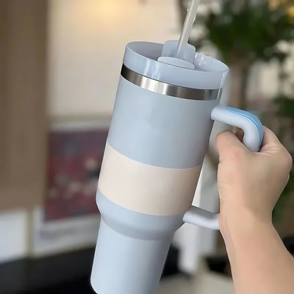 Mug de voyage en acier inoxydable isolé