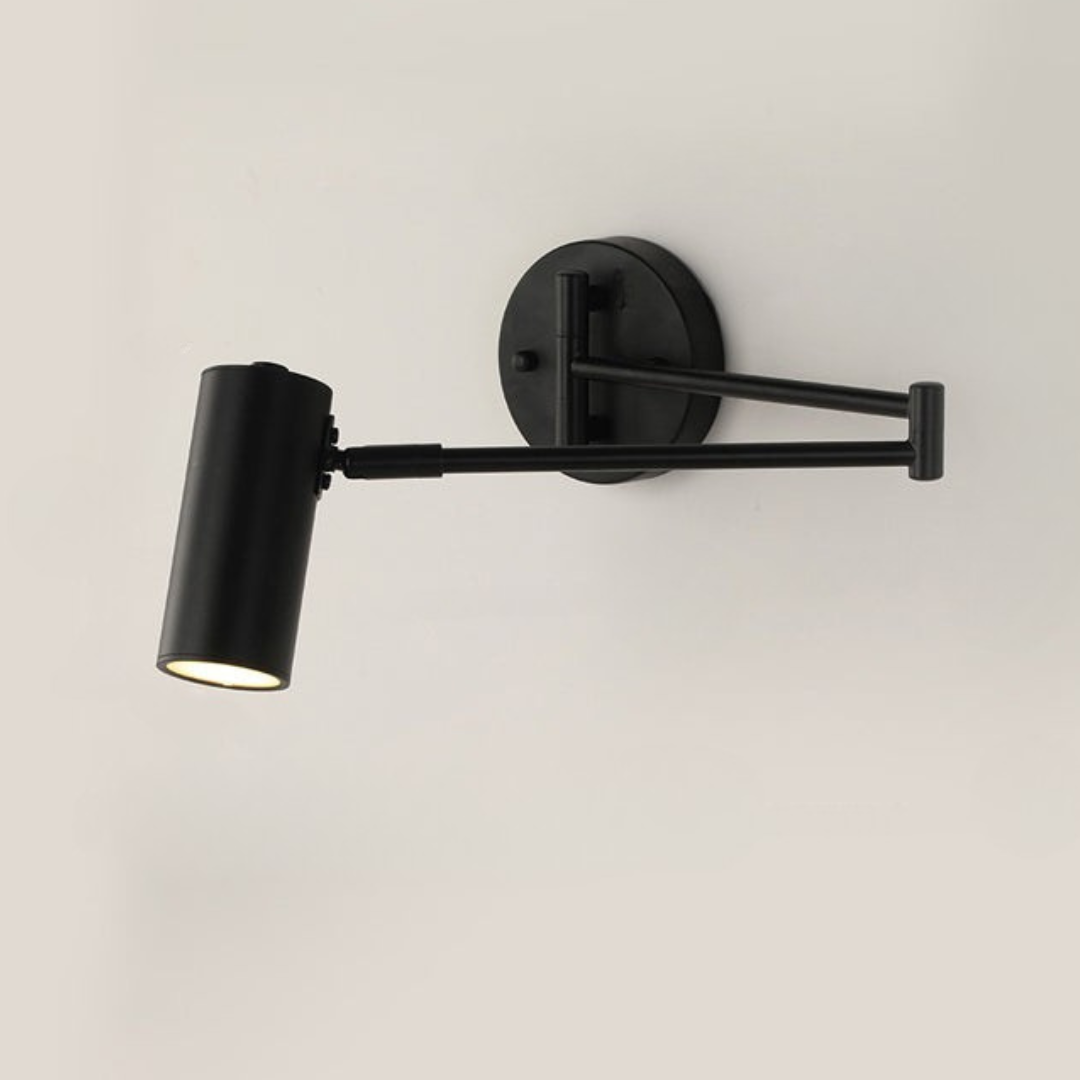 Wandleuchte mit Metallschirm und Schwenkarm