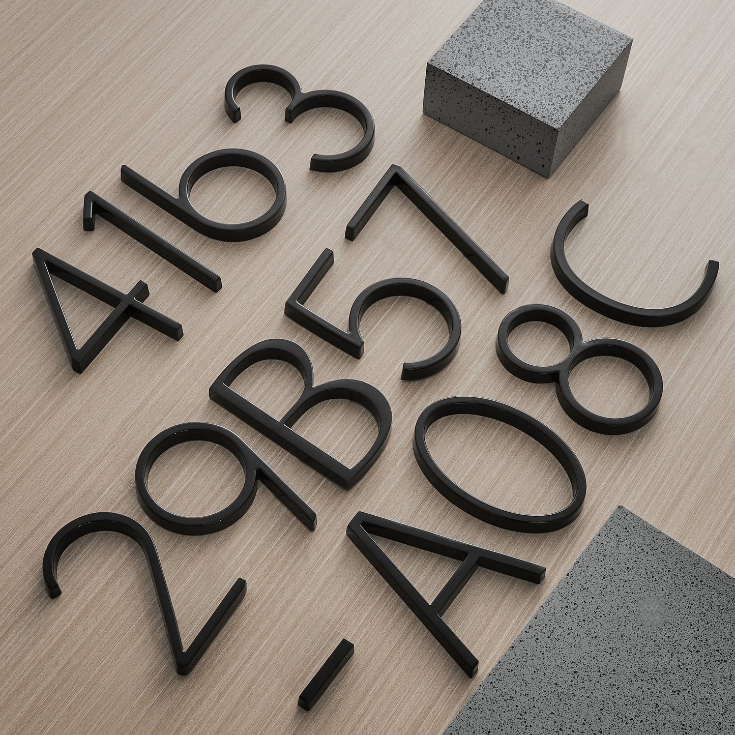 Números de casa modernos de metal negro estilo flotante