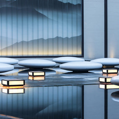 Czarna zewnętrzna lampa LED na słupek solarna