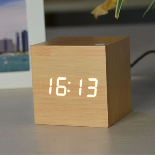 Horloge numérique cube en design bois moderne