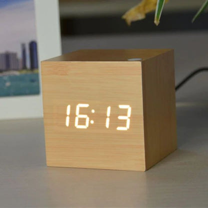Horloge numérique cube en design bois moderne