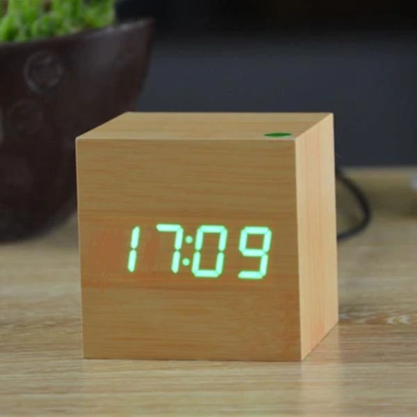 Horloge numérique cube en design bois moderne